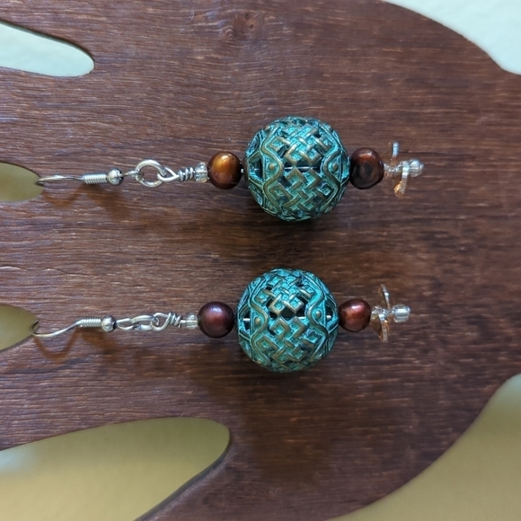 𝅺Handmade antique brass and pearl earrings - Picture 2 of 4